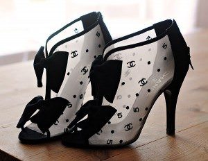 Sandálias transparentes chanel - preta com salto e laço