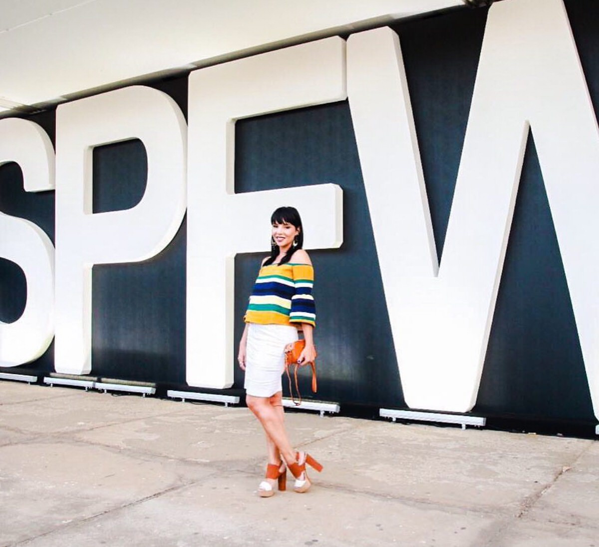 Look com peças da zara e acessórios carrano