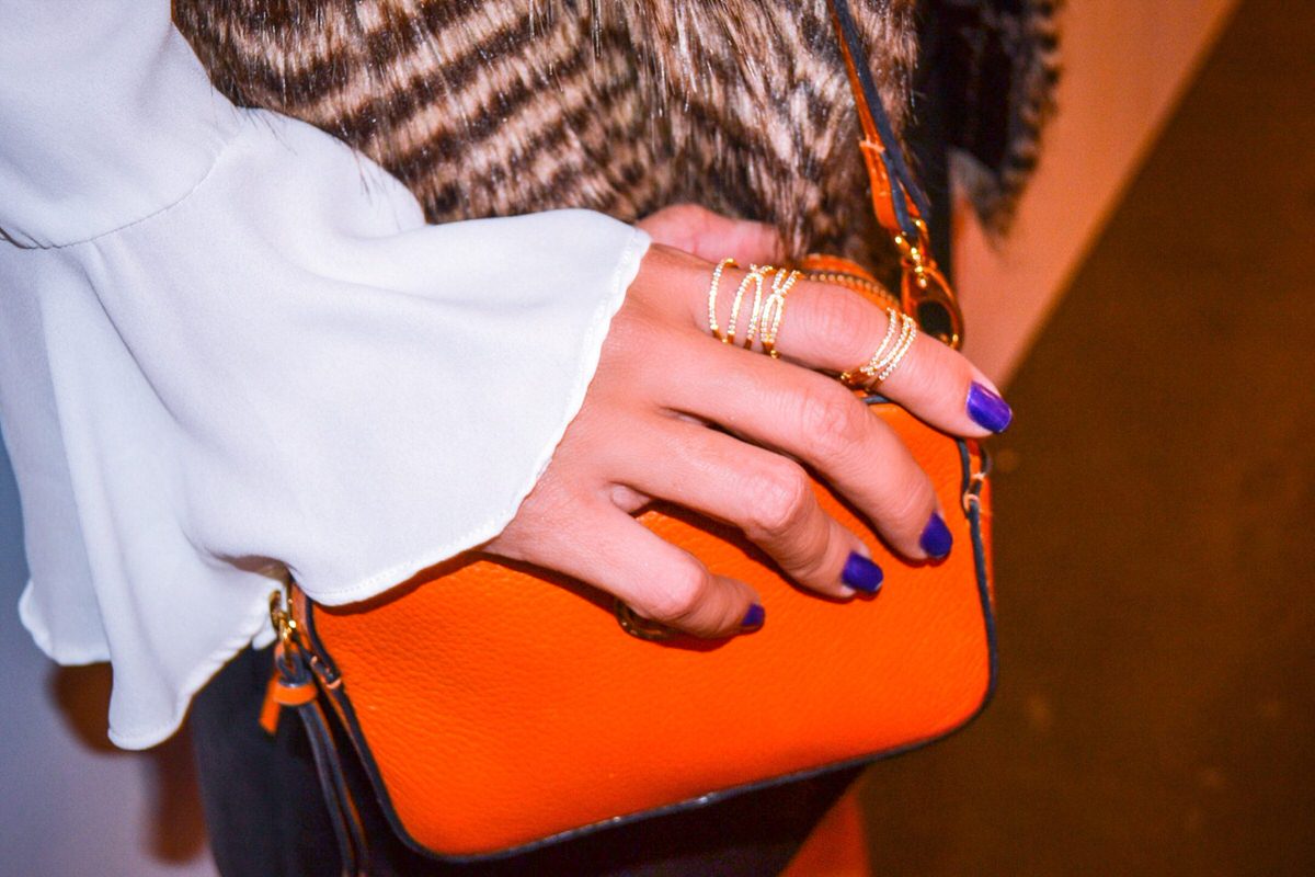 Acessórios como bolsa pequeno e anel com falange finalizam a produção. Acessórios da proposta no SPFW