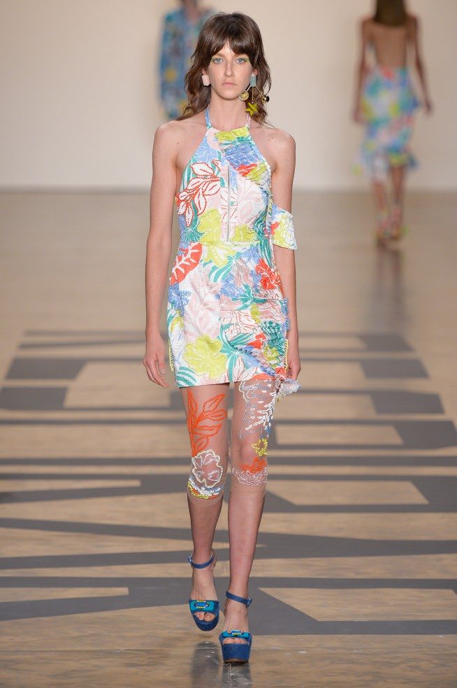 Vestido com mix de cores na folhagem combina com sandália colorida no tom azul Floral que se destaca pelo tamanho da folhagem