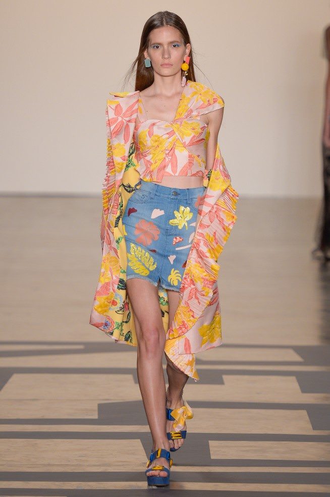 Um look perfeito para nosso dia a dia, jeans e floral combinação perfeita Pat Bo no SPFW bordados e florais ganham a passarela