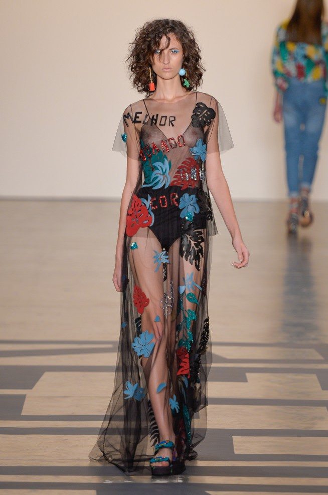 Opção para um dress urbano todo trabalhado na transparência e bordado. Amei! Desfile com atitude pela Pat Bo