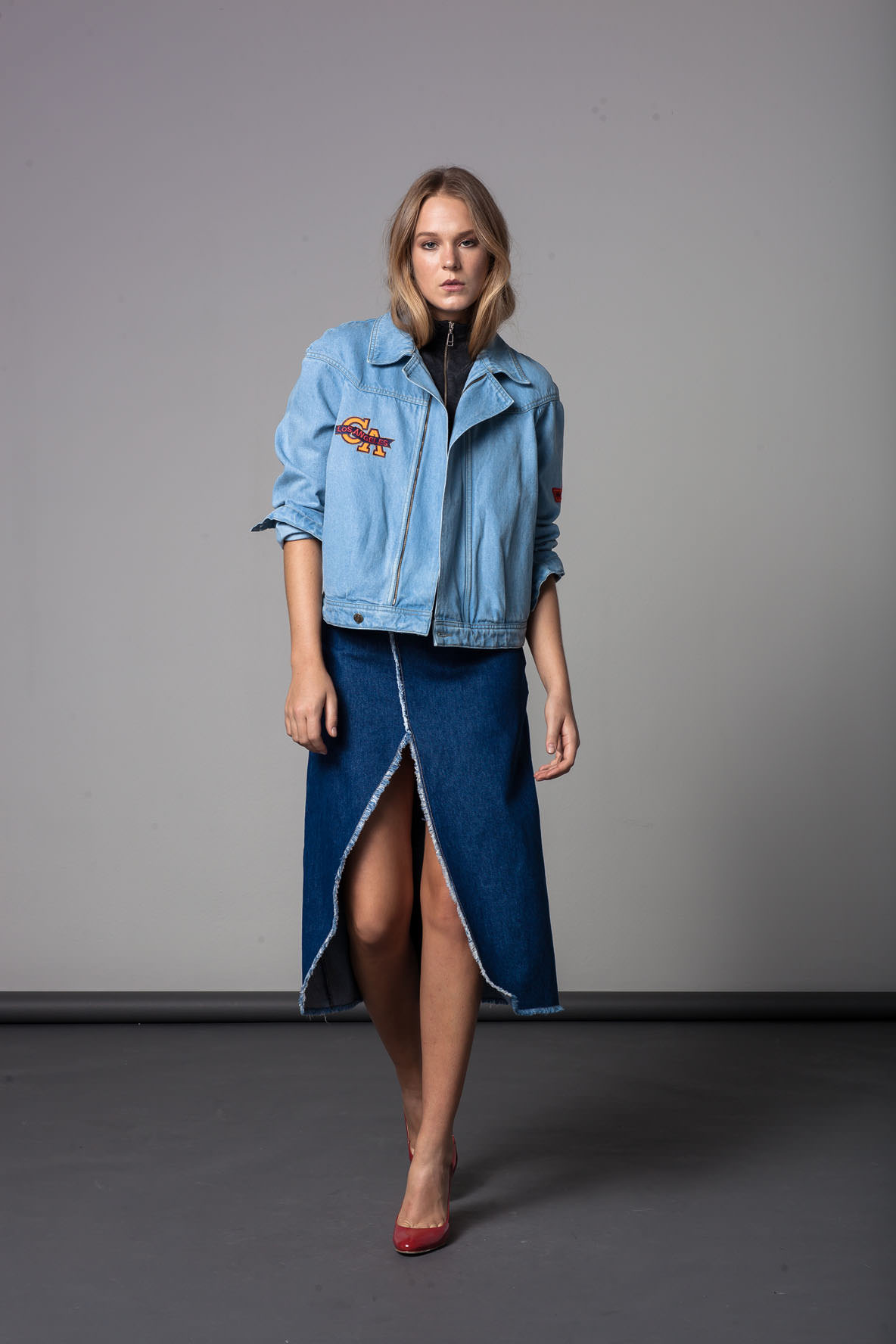 Look com proposta all jeans, tendência presente em todas as estações. Leboh look total jeans.