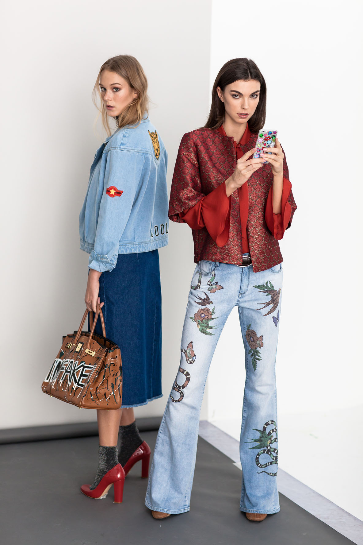 Uma mistura irrevente de cores e estilo. Calça flare com aplicações e outra proposta de saia midi com sapato boneca combinado com meia soquete. Looks jeans repaginado