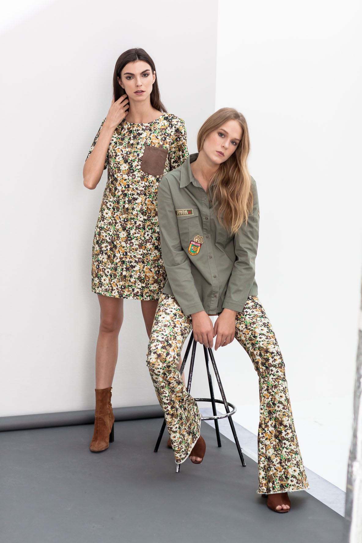Floral em tons nudes, misturados com bota caramelo e camisa militar Look Lebôh Militar e floral.