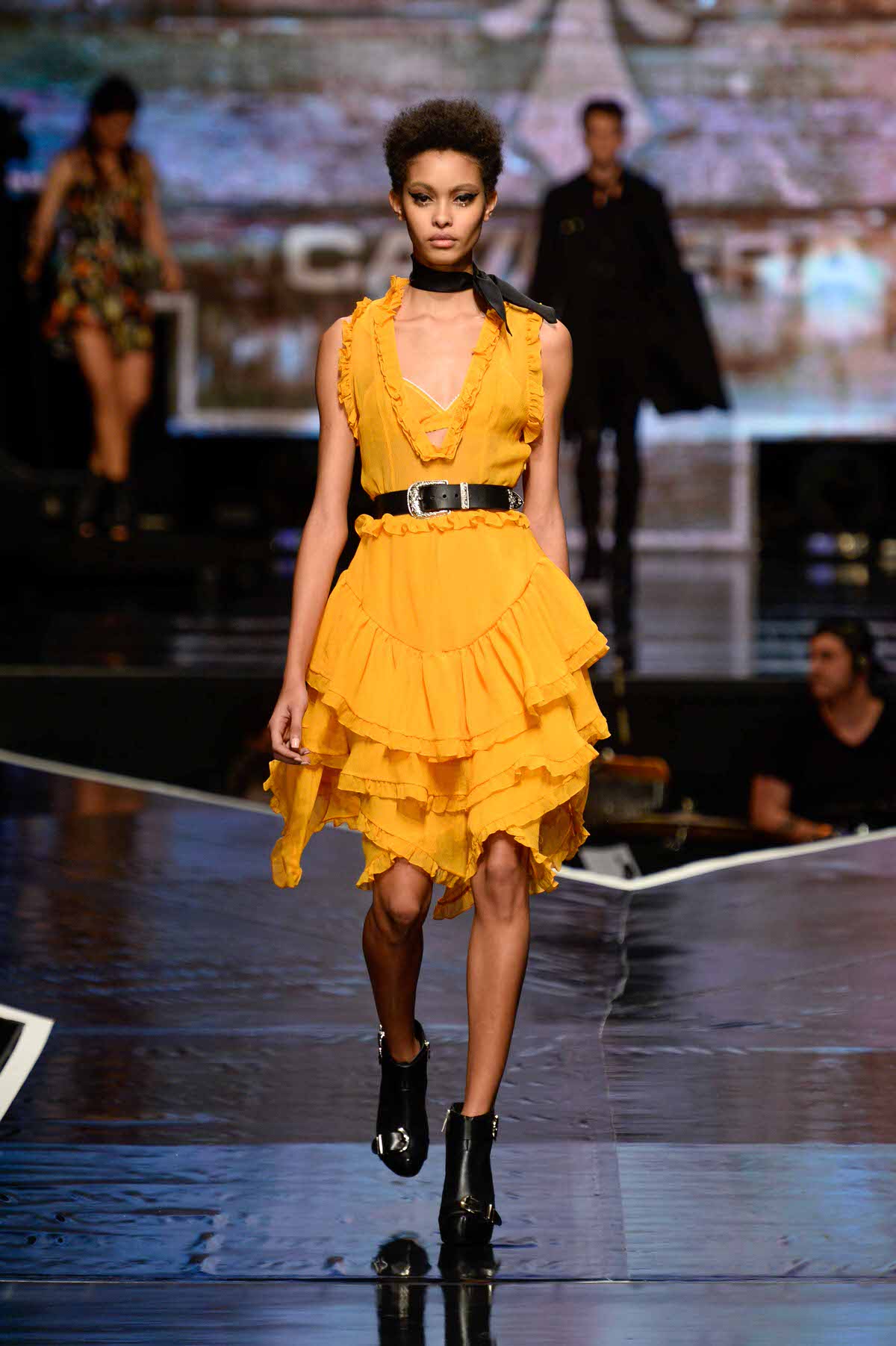 Desfile Cavalera 2017, cores vibrantes como o amarelo combinados com acessórios pretos.