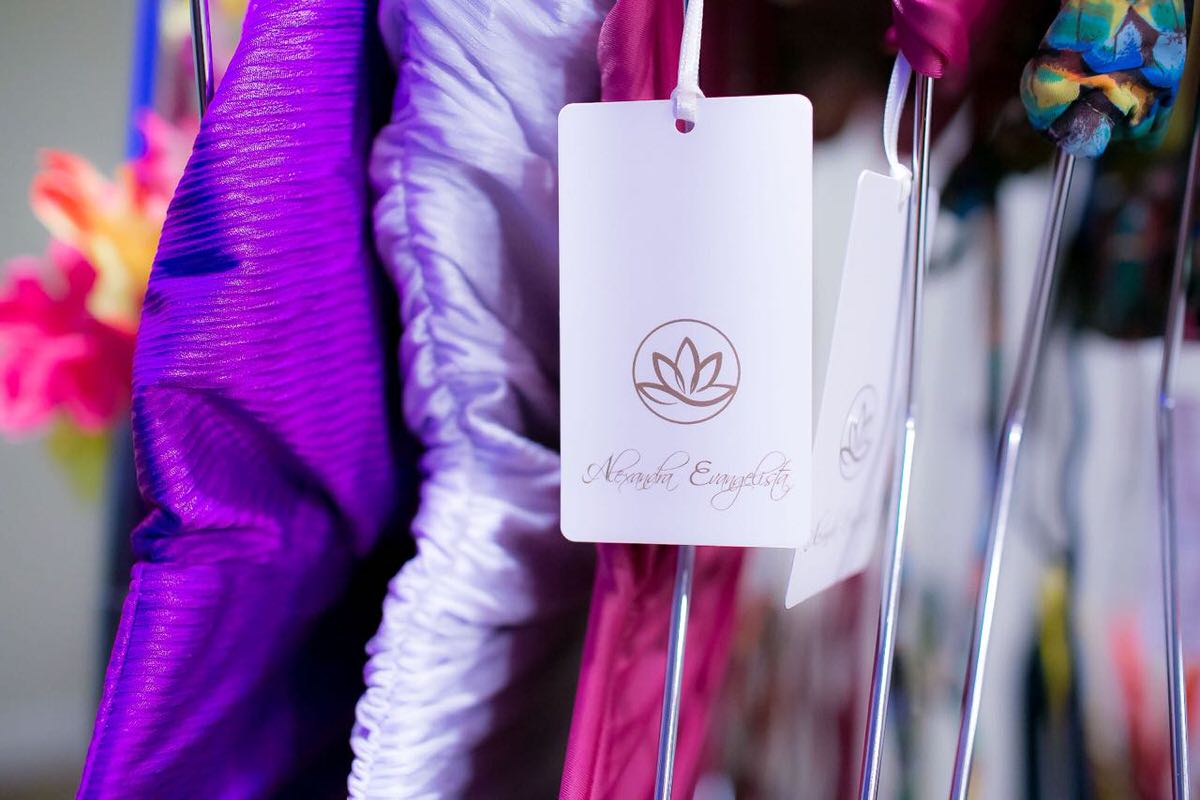 A marca alexandra evangelista representada pela flor de lótus, prosperidade e sucesso.  Local Havaianissimo