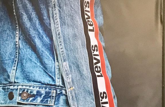 Jaqueta jeans com o logo esportivo
